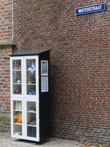 912060 Afbeelding van de onlangs door de diaconie van de Jacobikerk geplaatste buurtkast ('Het keukenkastje van Wijk ...